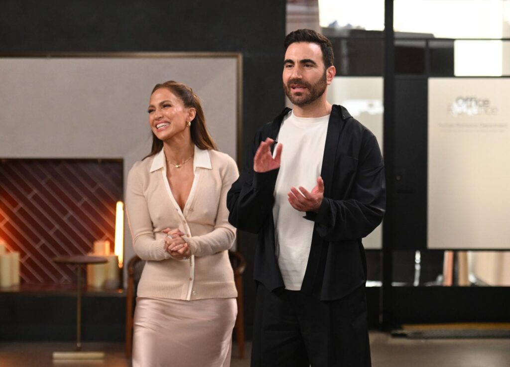 Jennifer Lopez và Brett Goldstein từng phủ nhận tin đồn hẹn hò vào tháng 6/2026
