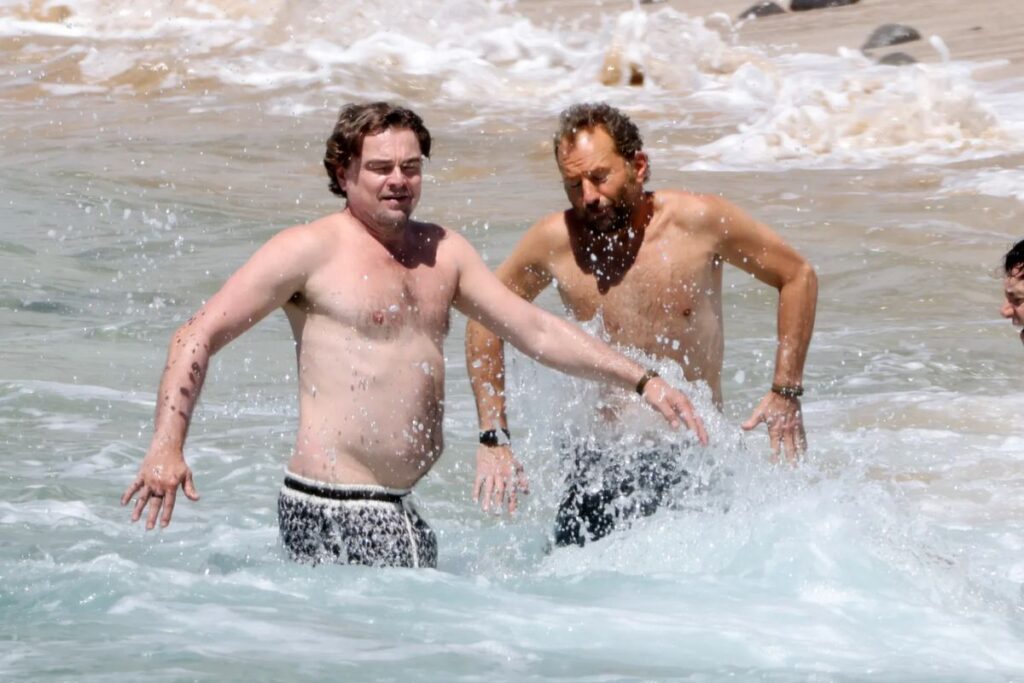 Leonardo DiCaprio tận hưởng khoảnh khắc trên bãi biển cùng những người bạn thân thiết