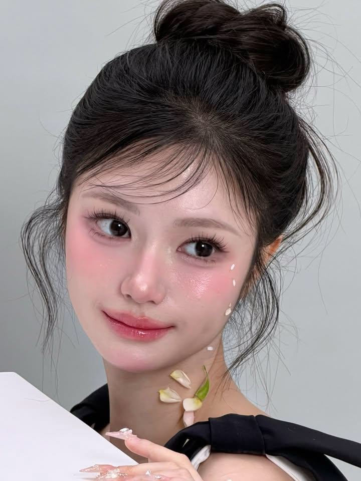 Makeup kỷ yếu tone hồng lạnh