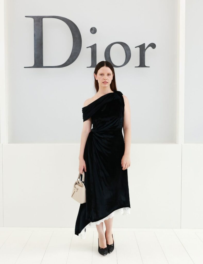 Nữ diễn viên Mia Goth tỏa sáng tại hàng ghế đầu sự kiện Dior Xuân/Hè 2027